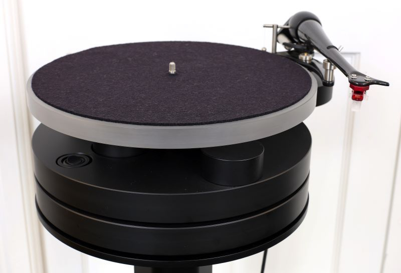 Wilson Benesch Circle 25 turntable and stand