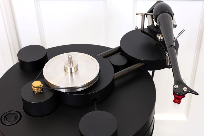 Wilson Benesch Circle 25 turntable and stand