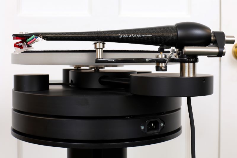 Wilson Benesch Circle 25 turntable and stand